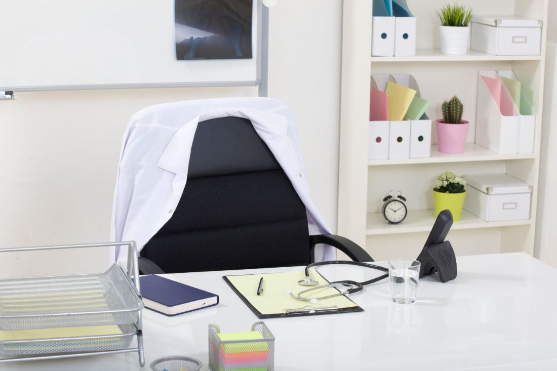Mesa de consultório médico com estetoscópio e prancheta